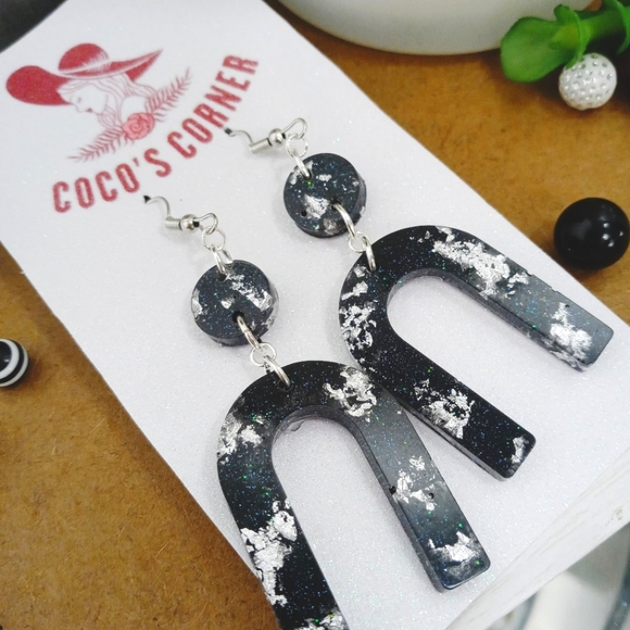 Black and silver handcrafted resin dangle earrings - Picture 4 of 5